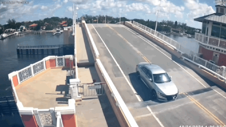 Regardez un pont de Floride presque déverser une voiture à 45 pieds dans l’océan