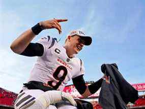 Le quart-arrière des Bengals de Cincinnati, Joe Burrow, célèbre après avoir remporté le match de championnat de l'AFC contre les Chiefs de Kansas City.