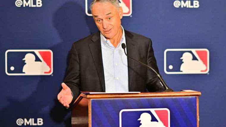 Rob Manfred affirme qu’il veut aider les jeunes joueurs, puis menace de supprimer des centaines d’emplois MiLB