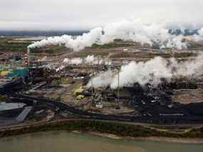 L'usine de traitement des sables bitumineux de Suncor dans ses opérations minières près de Fort McMurray, en Alberta.