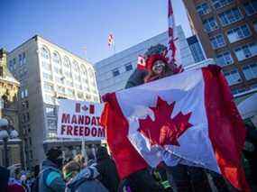 Des milliers de personnes se sont rassemblées au centre-ville pour une manifestation en lien avec le Freedom Convoy qui a fait son chemin depuis divers endroits à travers le Canada et a atterri à Ottawa, le samedi 29 janvier 2022.