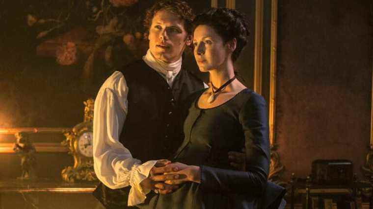 Sam Heughan d'Outlander admet qu'il avait oublié que le ventre de femme enceinte de Caitríona Balfe était réel sur le plateau, a été tenté de jouer avec 
