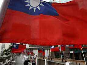 Des drapeaux taïwanais sont exposés sur un passage piéton à Taipei, Taiwan.