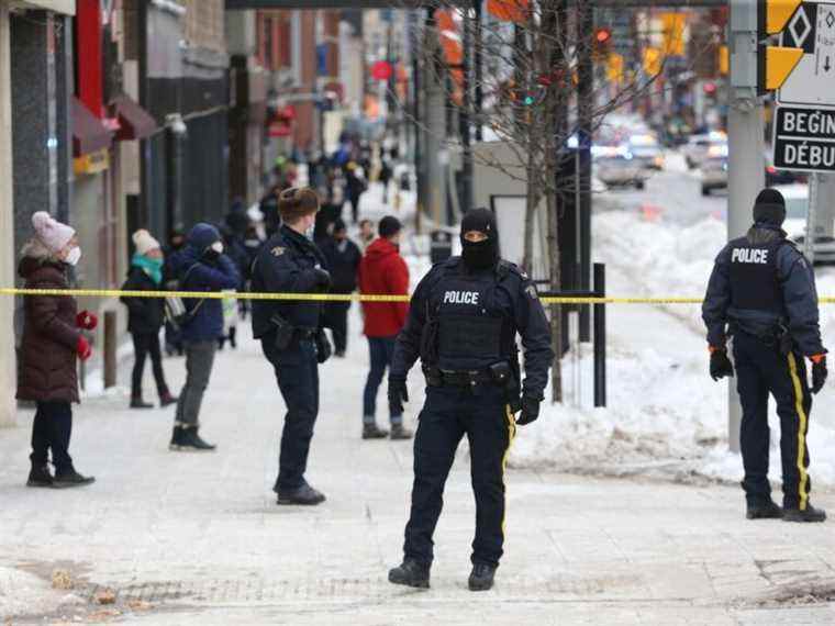 Selon la police, un homme d’Ottawa de 50 ans fait face à des accusations de vol et d’armes à feu lors de la fermeture du Centre Rideau