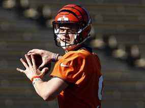 Joe Burrow # 9 des Bengals de Cincinnati lance pendant l'entraînement en préparation du Super Bowl LVI au stade Drake de l'UCLA le 9 février 2022 à Los Angeles.