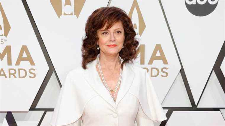 Susan Sarandon s'excuse pour un tweet "profondément irrespectueux" comparant les funérailles du NYPD au fascisme
