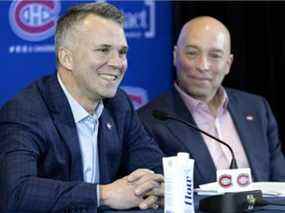 Le directeur général des Canadiens de Montréal, Kent Hughes, à droite, écoute le discours de l'entraîneur-chef par intérim Martin St. Louis lors d'une conférence de presse à Montréal le jeudi 10 février 2022.