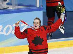 Marie-Philip Poulin du Canada pose avec sa médaille d'or après le match de hockey féminin entre le Canada et les États-Unis le 17 février 2022.