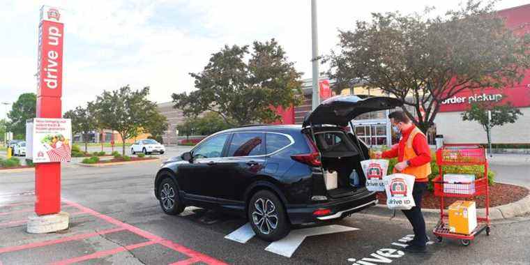 Target testera les retours en bordure de rue et les ramassages de commandes Starbucks cet automne