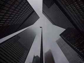 Le drapeau canadien flotte au vent au cœur du quartier financier de Toronto.