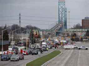 Des manifestants et des partisans se sont installés à un blocus au pied du pont Ambassador, bloquant le flux de trafic commercial sur le pont vers le Canada depuis Detroit, à Windsor, en Ontario, le jeudi 10 février 2022.