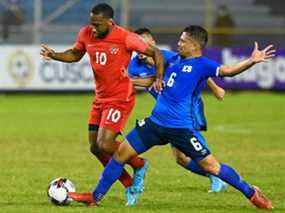 Le milieu de terrain d'El Salvador Narciso Orellana (R) rivalise pour le ballon avec l'attaquant canadien Junior Hoilett (L) lors du match de football de qualification de la Concacaf pour la Coupe du Monde de la FIFA entre El Salvador et le Canada au stade Cuscatlan à San Salvador le 2 février 2022.