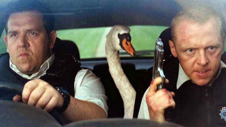 Un clocher d'église renverse et un cygne s'échappe dans la ville où Hot Fuzz a été filmé
