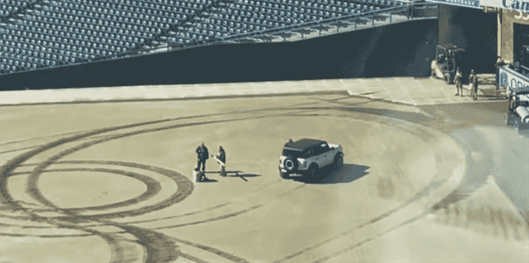 Un conducteur de Ford Bronco a été arrêté pour avoir fait des beignets dans un stade de baseball de la MLB