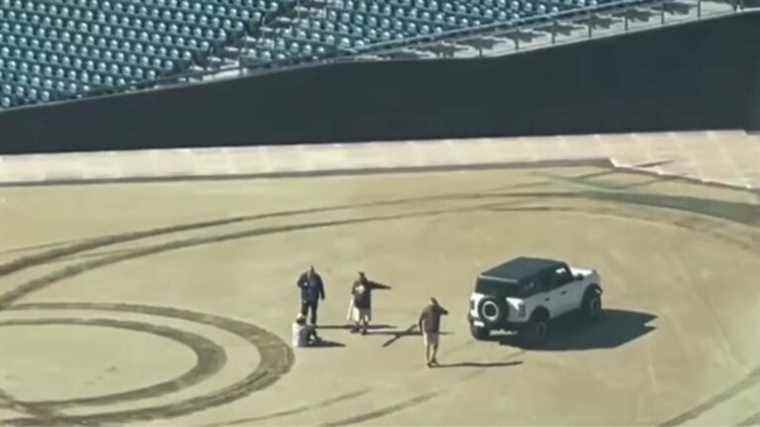 Un conducteur de Ford Bronco arrêté pour avoir fait des beignets sur le terrain extérieur du stade MLB