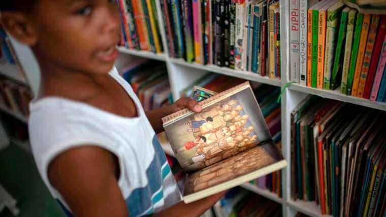 Un enfant a glissé son propre livre dans une bibliothèque publique et il y a maintenant une liste d’attente pour le lire