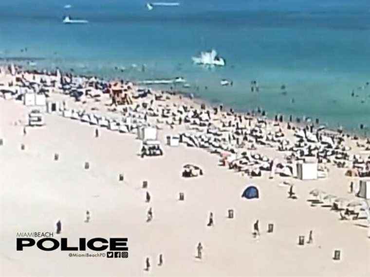 Un hélicoptère s’écrase dans les vagues au large de la plage bondée de Miami