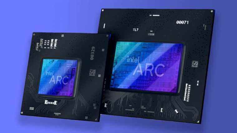 Une carte Intel Arc Alchemist sourit à la caméra
