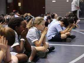 Les étudiants du Citipointe Christian College de Brisbane, en Australie, semblent être en prière.