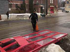 La police de Toronto sur les lieux de la caserne de pompiers de Toronto 227 à Woodbine Ave. et Queen St. E. après qu'une femme a eu accès au camion et a défoncé la porte d'entrée le jeudi 10 février 2022.