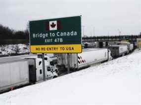 Des camions attendent sur l'Interstate 75 pour la réouverture du pont Ambassador à Detroit, Michigan, États-Unis, le mardi 8 février 2022.