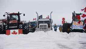 Les gens bloquent l'autoroute 75 avec des camions lourds et du matériel agricole et l'accès au poste frontalier canado-américain à Emerson, Man., Jeudi 10 février 2022. Le blocus a été mis en place pour se rassembler contre les mandats provinciaux et fédéraux de vaccination contre la COVID-19 et en appui aux manifestants d'Ottawa.  LA PRESSE CANADIENNE/John Woods