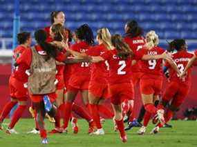 Le Canada célèbre sa victoire aux tirs au but et la médaille d'or en soccer féminin au stade international de Yokohama le 6 août 2021.