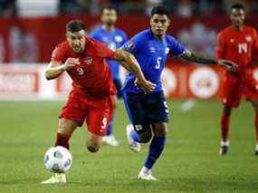 Lucas Cavallini (n ° 9) du Canada poursuit le ballon devant Ronald Rodriguez (n ° 5) d'El Salvador lors d'un match de qualification pour la Coupe du monde 2022 au BMO Field le 8 septembre 2021 à Toronto.