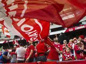 Les fans montrent leur soutien avant un match de qualification Canada-Mexique pour la Coupe du Monde de la FIFA en mars 2016. Vancouver est de retour dans la conversation en tant que ville hôte potentielle de la Coupe en 2026.