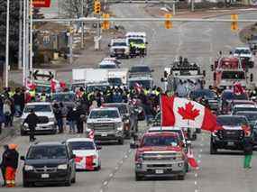 Des camionneurs et des partisans bloquent l'accès au pont Ambassador pour protester contre les mandats de vaccination contre la COVID-19 à Windsor, en Ontario.