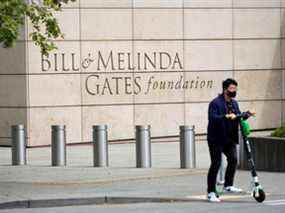 Une personne passe en scooter devant la Fondation Bill & Melinda Gates à Seattle, Washington.