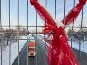 Un camion passe sous un pont piétonnier sur la route du passage frontalier du pont Ambassador à Windsor, en Ontario, le 14 février 2022.