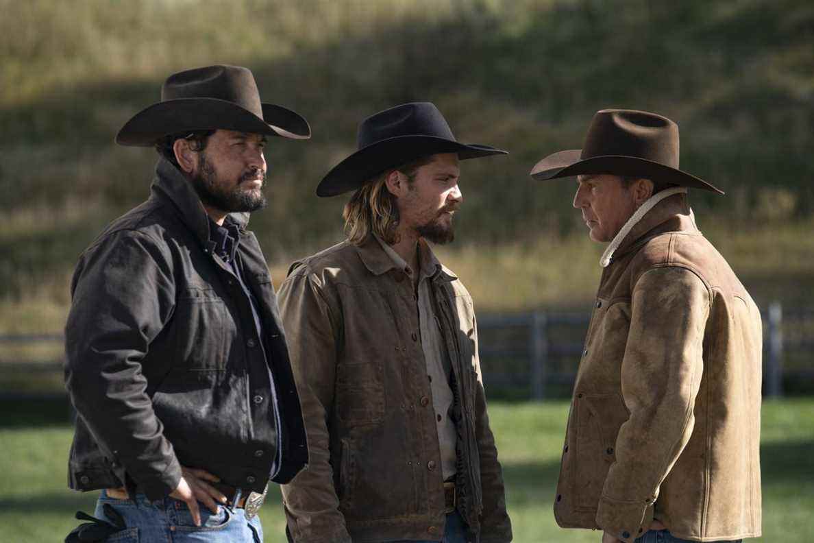 Des gens se tiennent debout et se regardent intensément à Yellowstone