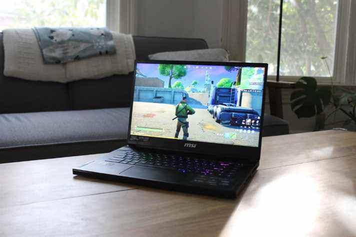 L'ordinateur portable MSI Stealth GS66 sur une table.