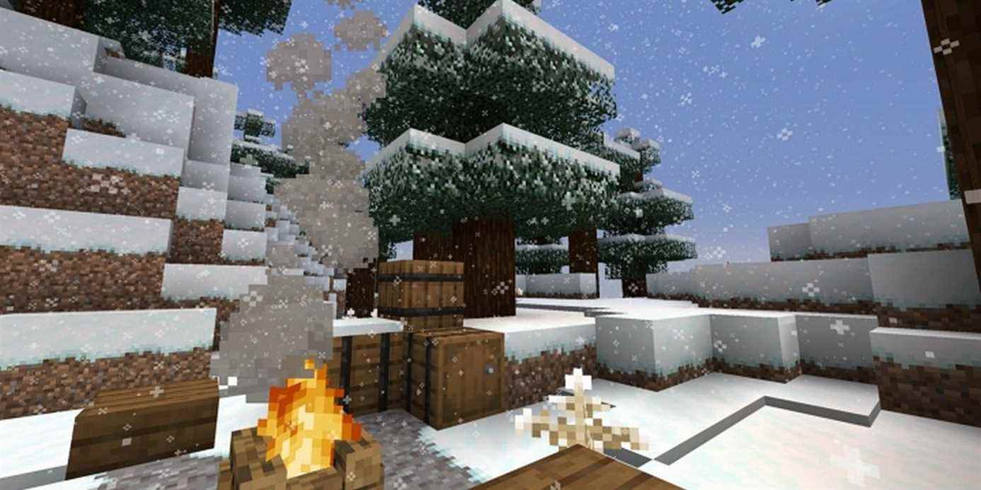 zone enneigée pittoresque par montagne enneigée, arbre et feu de camp dans Minecraft