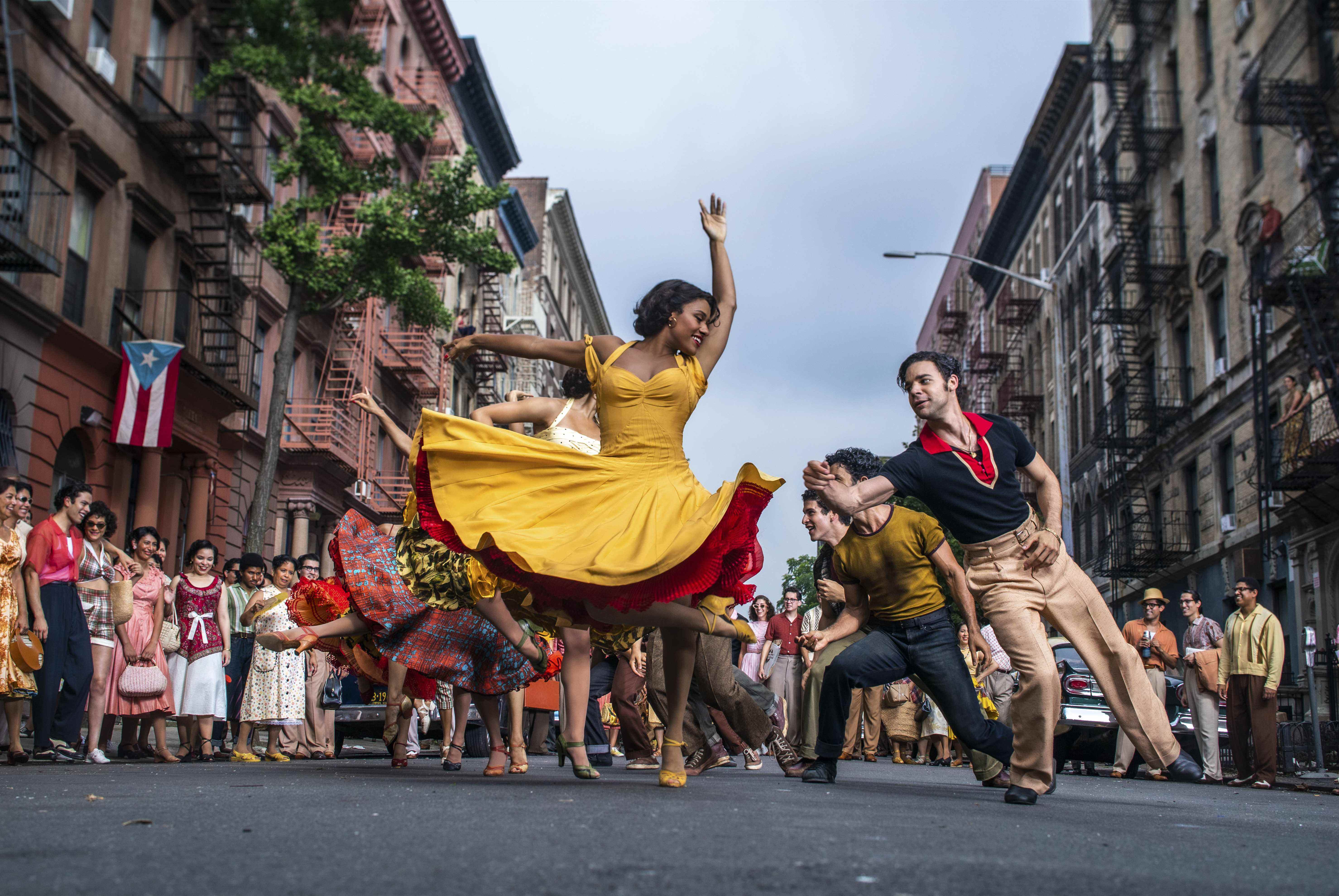 Ariana DeBose comme Anita et David Alvarez comme Bernardo dans WEST SIDE STORY des studios du XXe siècle.  Photo de Niko Tavernise.  © 2021 Studios du 20e siècle.  Tous les droits sont réservés.