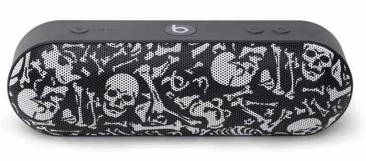 L'enceinte Beats Stüssy Pill+ en édition limitée présente un design rempli de têtes de mort.