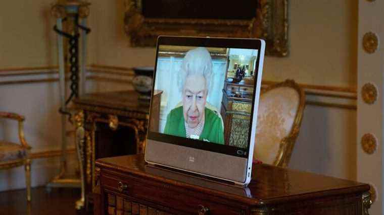 Charles dit que Queen va « beaucoup mieux » car elle est photographiée tenant ses premières audiences depuis le diagnostic de Covid