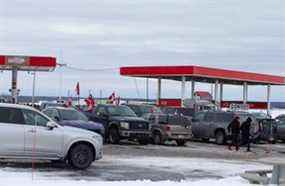 Les camionneurs et les partisans se regroupent à un relais routier après que la police a mis fin à leur occupation de trois semaines de la capitale Ottawa, à Vankleek Hill, Ontario, Canada, le 21 février 2022. REUTERS/Christinne Muschi