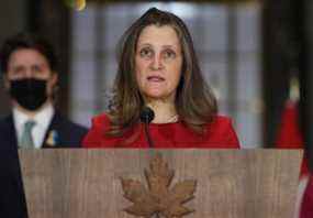 La vice-première ministre Chrystia Freeland, vue ici avec le premier ministre Justin Trudeau, a annoncé aujourd'hui que le Canada révoquera le statut de nation de la Russie et de la Biélorussie.