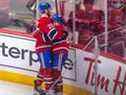 Cole Caufield (à droite) est félicité par son coéquipier des Canadiens Jeff Petry après avoir marqué un but en prolongation pour une victoire de 3-2 contre les Blues de St. Louis au Centre Bell le 17 février.