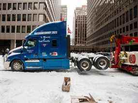 Un camion est remorqué de la rue Kent, alors que la police canadienne s'efforçait d'expulser le dernier des camions et des partisans occupant le centre-ville, trois semaines après le début d'une manifestation contre les mandats de vaccination contre la maladie à coronavirus (COVID-19) à Ottawa, Ontario, Canada, février 20, 2022.