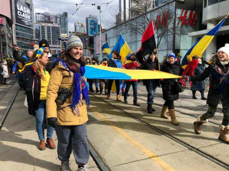 Partout au Canada et au-delà : Des milliers de personnes descendent dans la rue en solidarité avec l’Ukraine