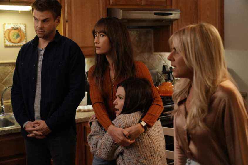 Tommy Dewey, Maggie Q, Ginnifer Goodwin, Eliza Coupe dans Pivoting