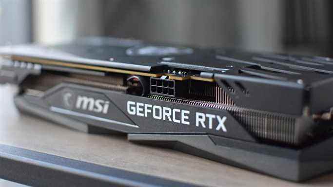 Un gros plan du MSI GeForce RTX 3060 Gaming X Trio, montrant le connecteur d'alimentation.