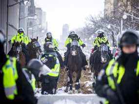 Des policiers de toutes les forces à travers le Canada se sont unis pour tenter de mettre fin à l'occupation du « Freedom Convoy » le 19 février 2022.