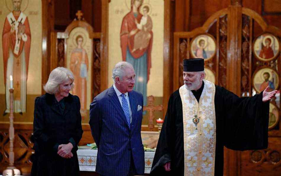 Prince de Galles et duchesse de Cornouailles avec l'évêque Kenneth Nowakowski - Toby Melville/PA Wire