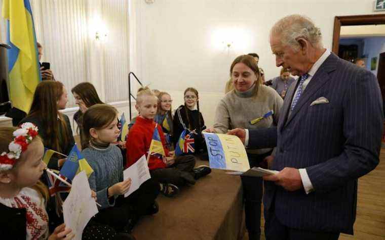 «Stop Poutine»: une écolière fait signe au prince Charles lors d’une visite émouvante à la cathédrale catholique ukrainienne