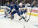 Le centre des Maple Leafs de Toronto John Tavares (91) se bat pour la rondelle avec le défenseur des Sabres de Buffalo Rasmus Dahlin (26) au cours de la première période à la Scotiabank Arena. 