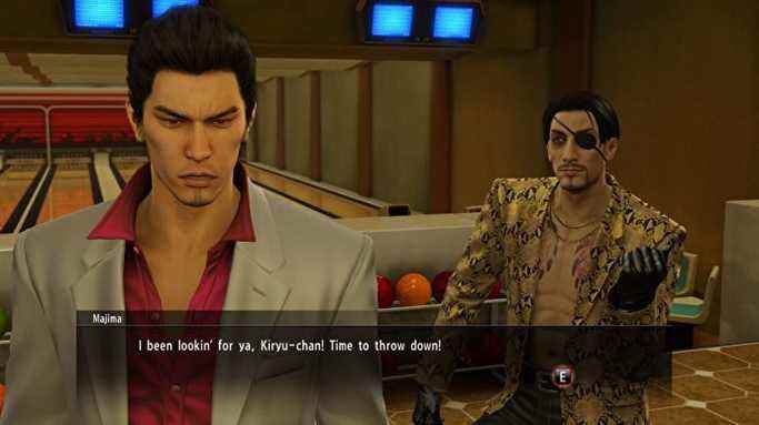 Majima approche Kiryu dans un bowling à Yakuza